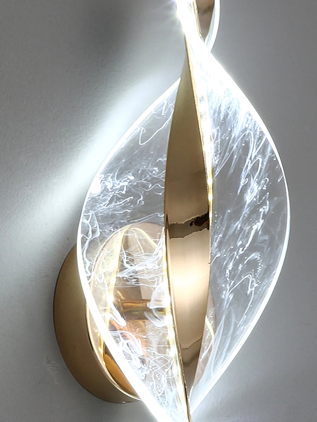 Nowoczesna lampa ścienna LED w kolorze :          -złotym.                    -czarnym                      -akryl                               idealny do korytarza, sypialni, salonu, lampek nocnych, dekoracji ściennych
 items