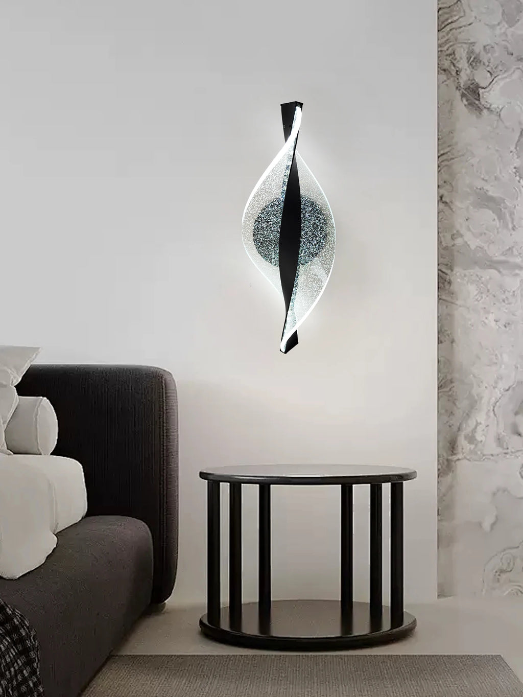 Nowoczesna lampa ścienna LED w kolorze :          -złotym.                    -czarnym                      -akryl                               idealny do korytarza, sypialni, salonu, lampek nocnych, dekoracji ściennych
 items