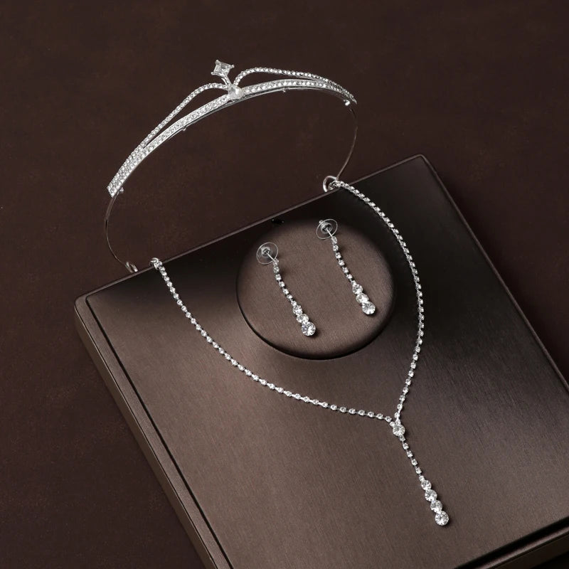 Zestawy Biżuterii           Tiary ,Korona ,Naszyjnik ,Kolczyki.                          Zestaw Biżuterii Dubaj